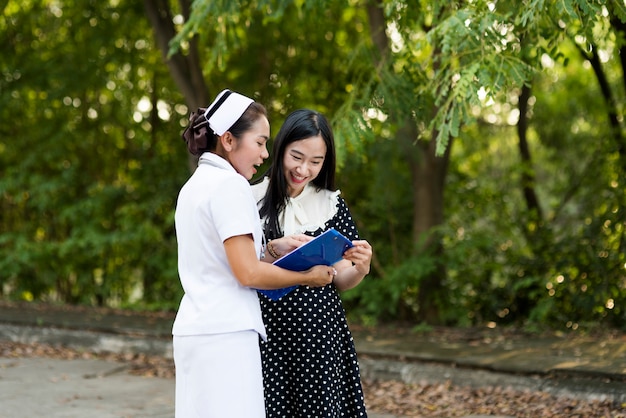 Porträt einer jungen Krankenschwester, die einen weißen Hut trägt