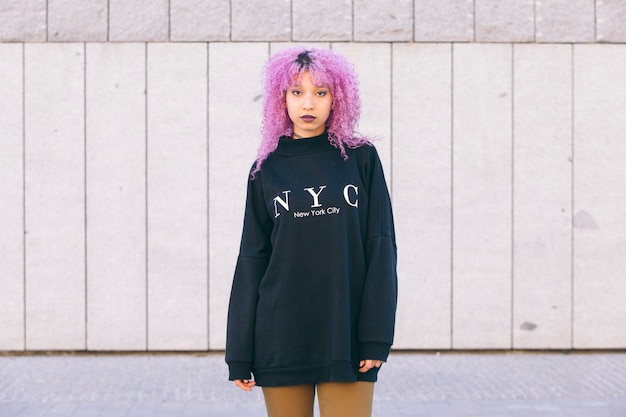 Porträt einer jungen Mischlingsfrau, die in den Straßen von New York isoliert wird