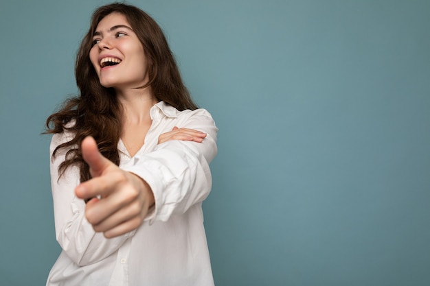 Porträt einer jungen positiven, glücklichen, charmanten, lockigen brünetten Frau mit aufrichtigen Emotionen