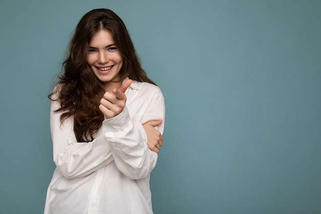 Porträt einer jungen positiven, glücklichen lächelnden Frau mit aufrichtigen Emotionen