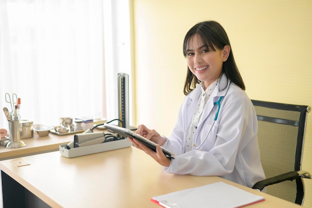 Porträt einer jungen Ärztin mit Stethoskop, die am Krankenhausmedizin- und Gesundheitskonzept arbeitet