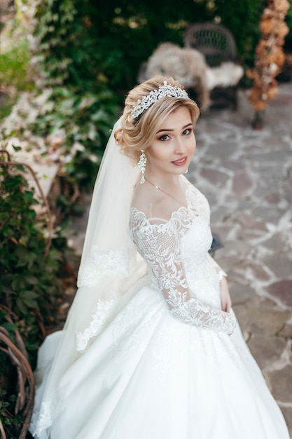 Porträt einer jungen schönen Braut mit einem Blumenstrauß