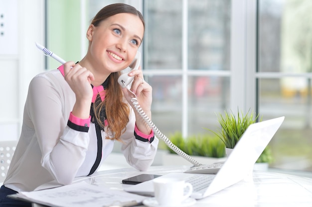 Porträt einer jungen schönen Frau, die arbeitet