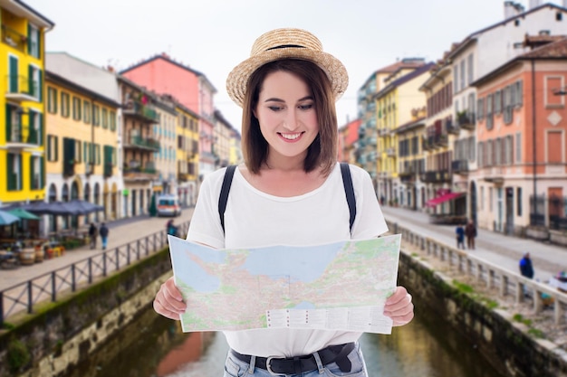 Porträt einer jungen schönen Frau, die mit einer Karte in der alten italienischen Stadt spazieren geht