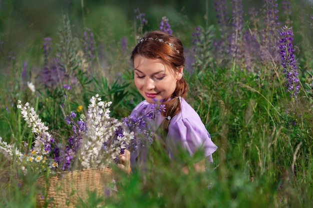 Foto porträt einer jungen schönen frau mit blumenstrauß im korb