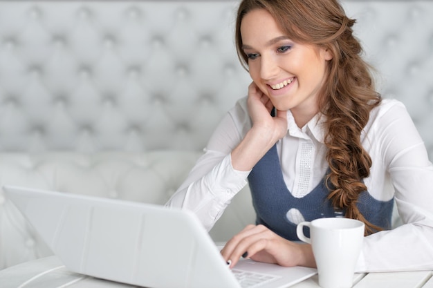 Porträt einer jungen schönen Frau mit Laptop