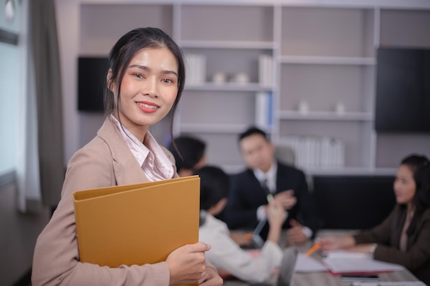 Porträt einer jungen, selbstbewussten Büroleiterin an ihrem Arbeitsplatz, die bereit ist, Geschäftsaufgaben zu erledigen
