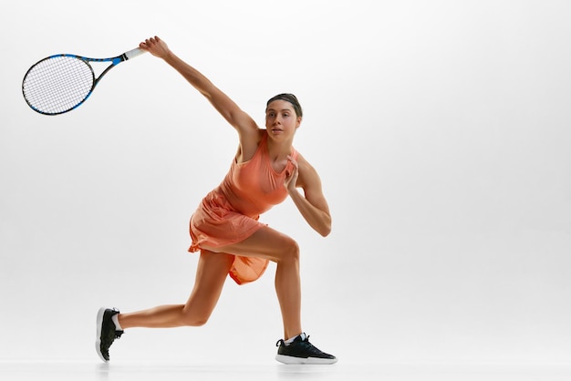 Porträt einer jungen sportlichen Profi-Tennisspielerin in Uniform mit Schlägertraining