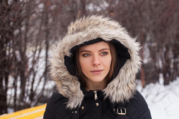 Porträt einer jungen süßen Frau im Winter im Freien
