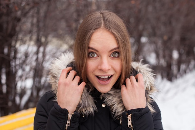 Porträt einer jungen süßen Frau im Winter im Freien