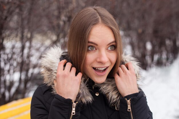 Porträt einer jungen süßen Frau im Winter im Freien