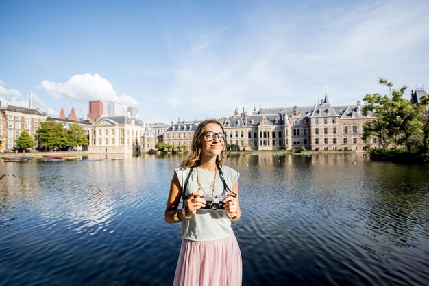 Porträt einer jungen Touristin mit Fotokamera im Zentrum der Stadt Haag in den Niederlanden