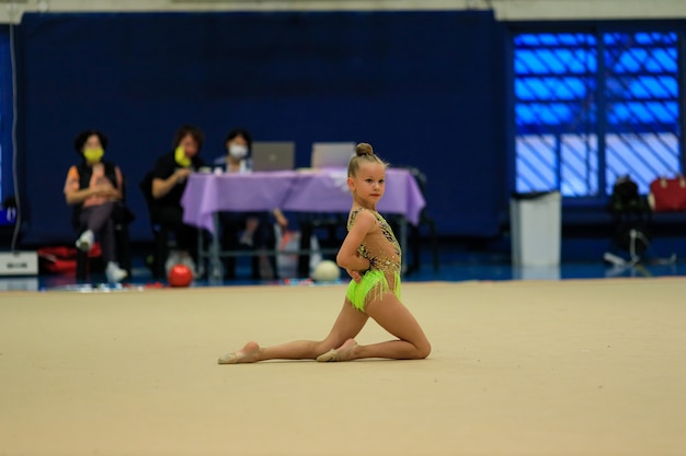 Porträt einer jungen Turnerin Porträt eines Jahre alten Mädchens in rhythmischen Gymnastik-Wettbewerben hoch q...