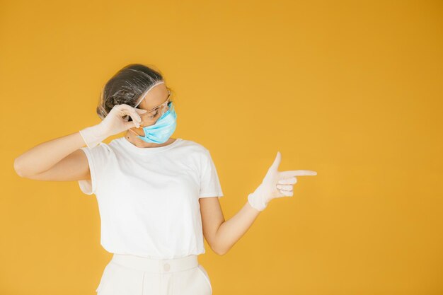 Porträt einer Laborassistentin mit medizinischer Schutzbrille und medizinischer Maske