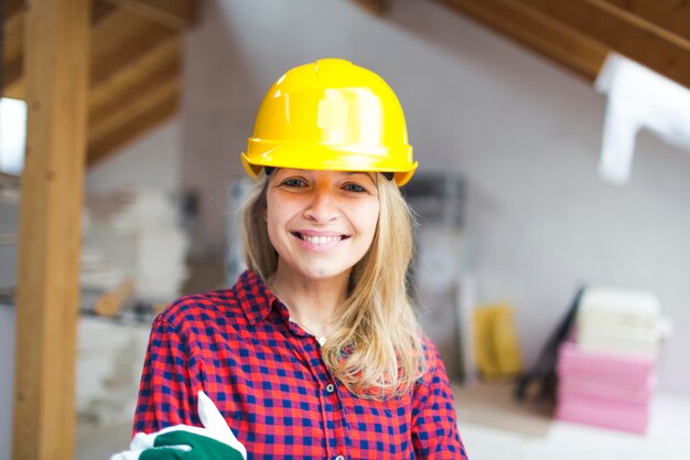 Foto porträt einer lächelnden arbeitenden frau