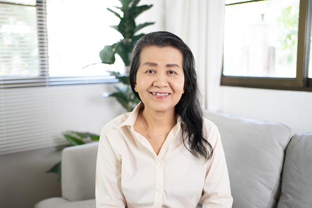 Porträt einer lächelnden asiatischen Frau mittleren Alters. Schöne reife asiatische Geschäftsdame