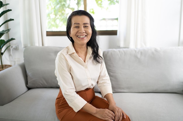 Porträt einer lächelnden asiatischen Frau mittleren Alters. Schöne reife asiatische Geschäftsdame