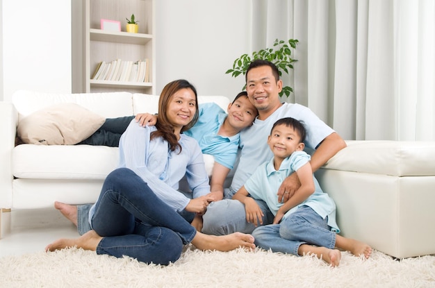 Porträt einer lächelnden Familie im Wohnzimmer
