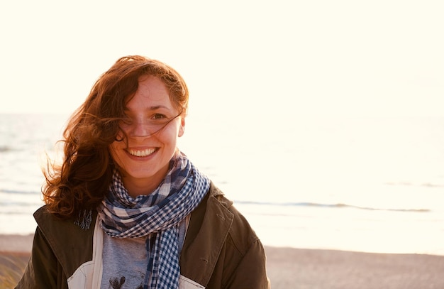 Foto porträt einer lächelnden frau am strand