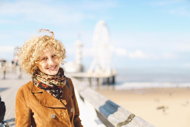 Foto porträt einer lächelnden frau am strand