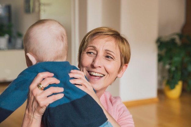 Porträt einer lächelnden Frau, die einen kleinen Jungen hält