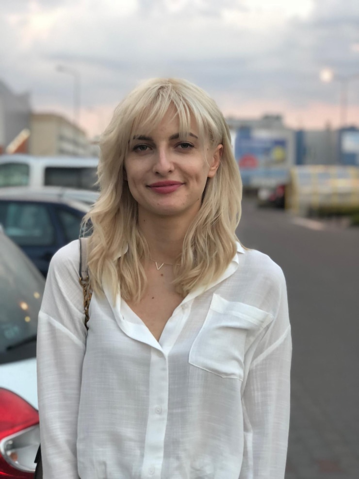 Foto porträt einer lächelnden frau, die in der stadt steht