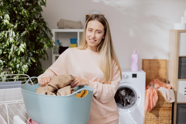 Porträt einer lächelnden Frau, die zu Hause im Haushalt arbeitet