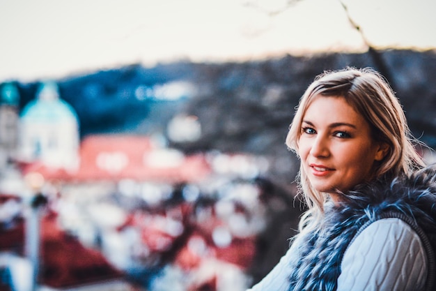 Porträt einer lächelnden Frau gegen die Stadt