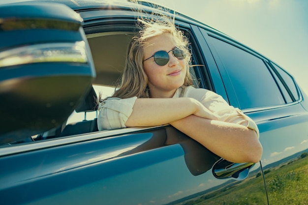 Porträt einer lächelnden Frau im Auto