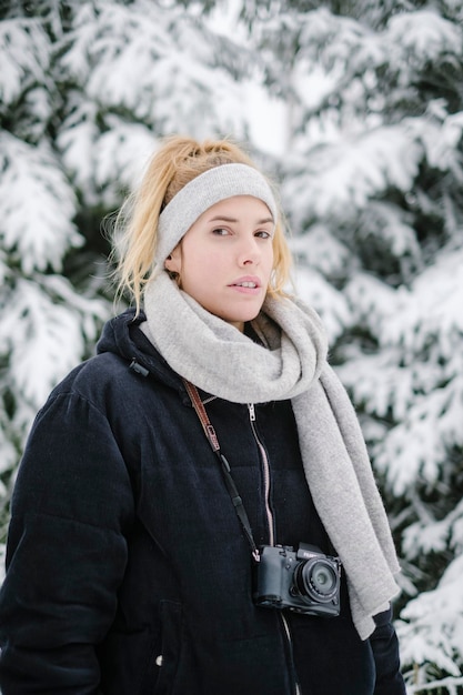 Foto porträt einer lächelnden frau im schnee