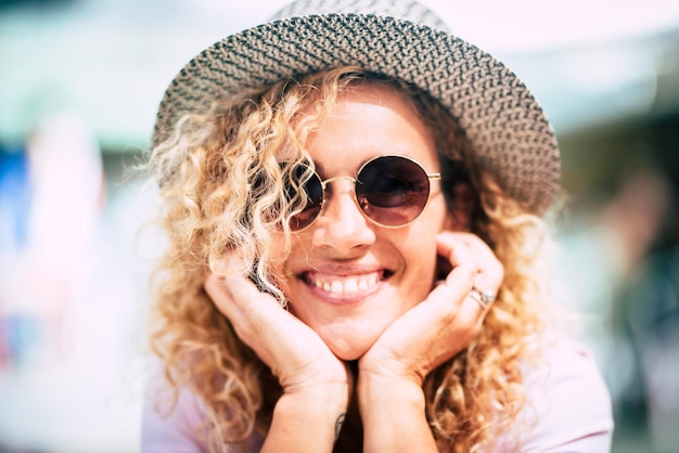 Foto porträt einer lächelnden frau mit sonnenbrille