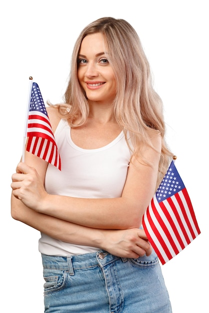 Porträt einer lächelnden Frau mit USA-Flagge isoliert auf weißem Hintergrund
