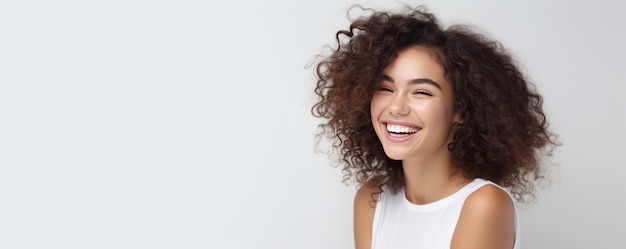 Porträt einer lächelnden, glücklichen jungen Frau auf weißem Hintergrund.