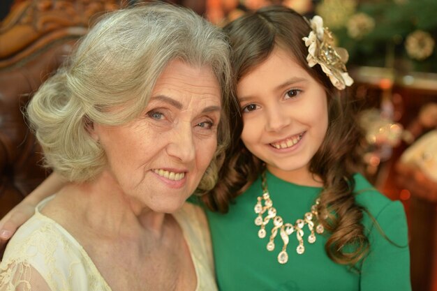 Foto porträt einer lächelnden großmutter und ihrer enkelin