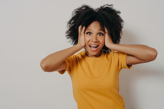 Foto porträt einer lächelnden jungen frau auf weißem hintergrund