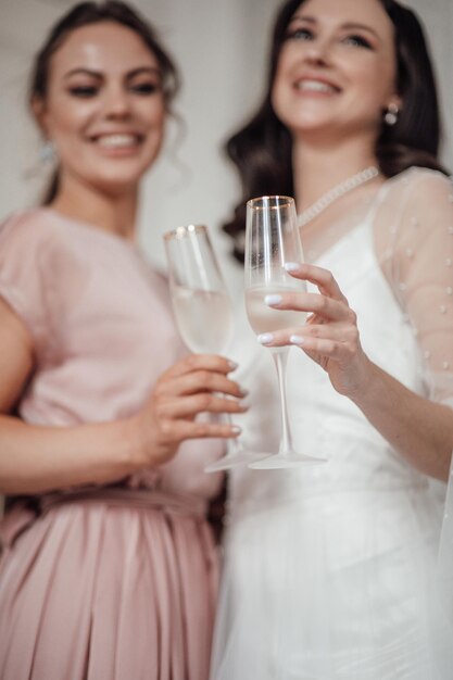 Foto porträt einer lächelnden jungen frau, die ein glas trinkt