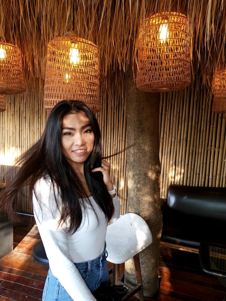 Foto porträt einer lächelnden jungen frau, die im restaurant steht
