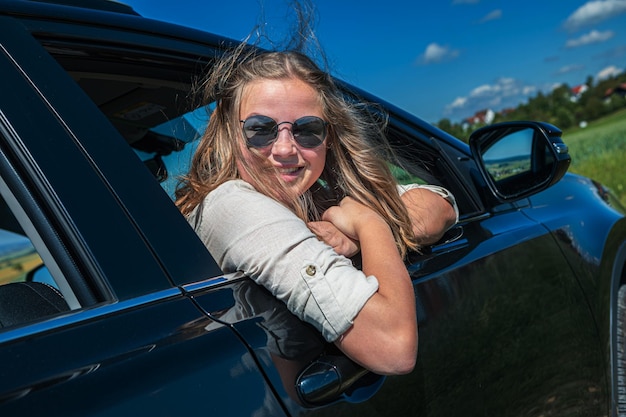 Porträt einer lächelnden jungen Frau im Auto