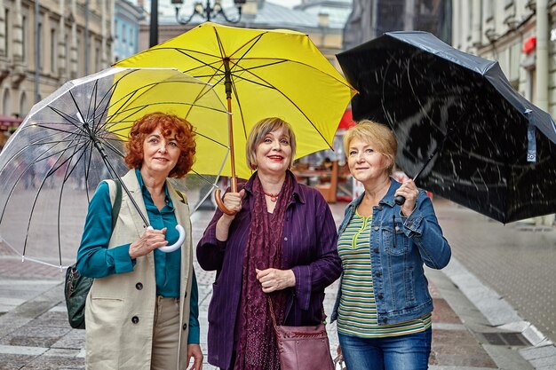 Foto porträt einer lächelnden jungen frau im regen