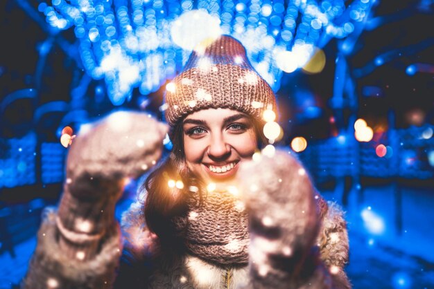 Foto porträt einer lächelnden jungen frau im winter in der nacht