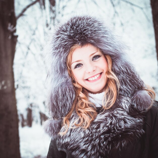 Foto porträt einer lächelnden jungen frau im winter