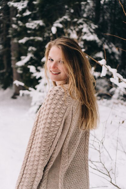 Foto porträt einer lächelnden jungen frau im winter