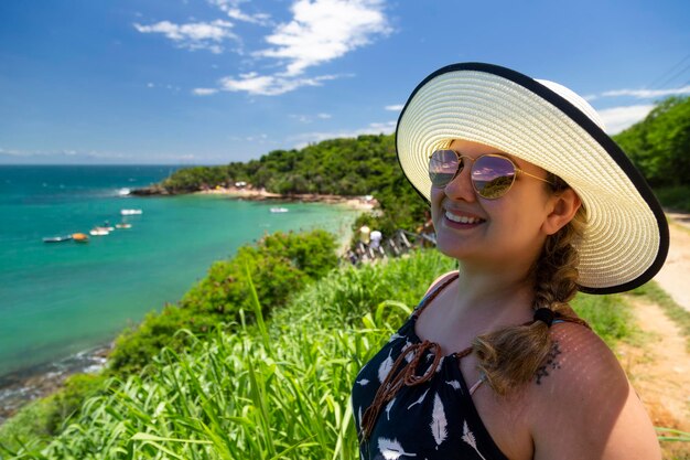 Porträt einer lächelnden jungen Frau in Sonnenbrille gegen den Himmel