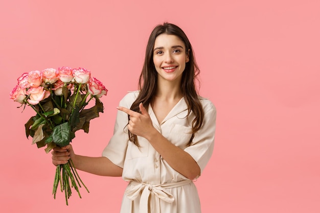 Porträt einer lächelnden jungen Frau mit einer Rose