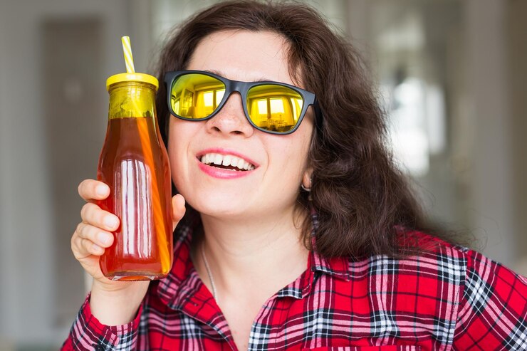Foto porträt einer lächelnden jungen frau mit sonnenbrille