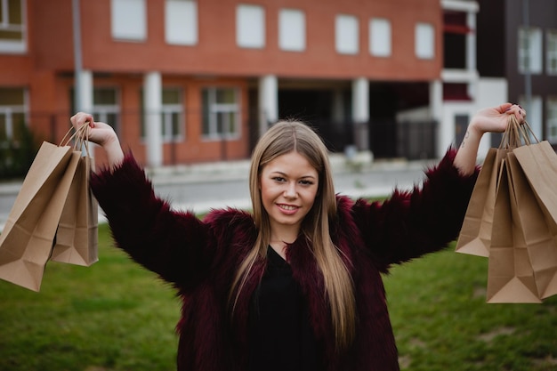 Foto porträt einer lächelnden jungen frau