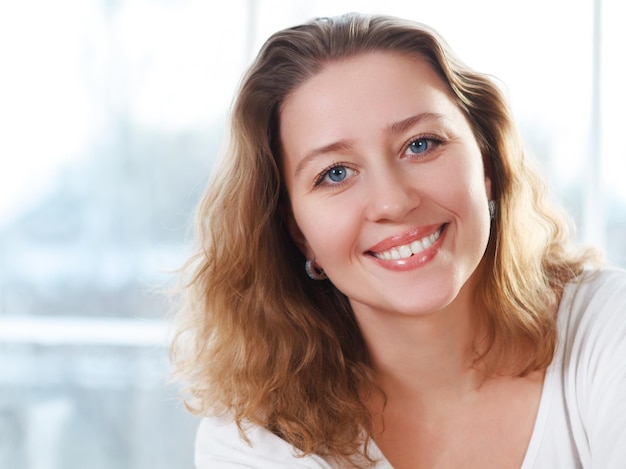 Porträt einer lächelnden jungen Frau