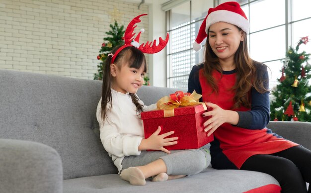 Porträt einer lächelnden jungen Frau