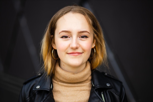 Porträt einer lächelnden jungen Frau