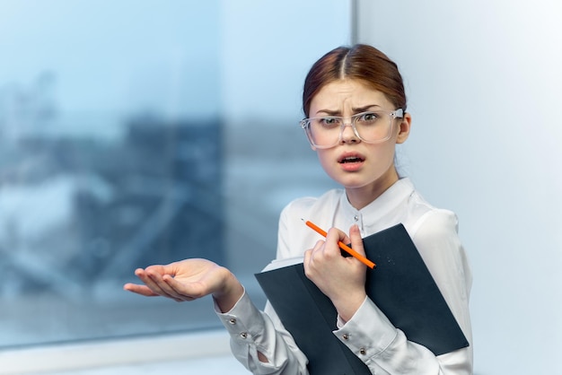 Porträt einer lächelnden jungen Geschäftsfrau, die im Büro steht